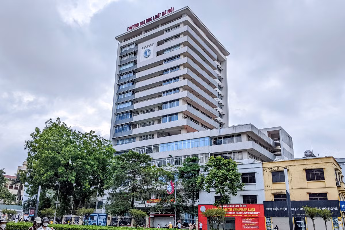 Gia dinh co gai ke ve viec to cao truong khoa cua DH Luat Ha Noi