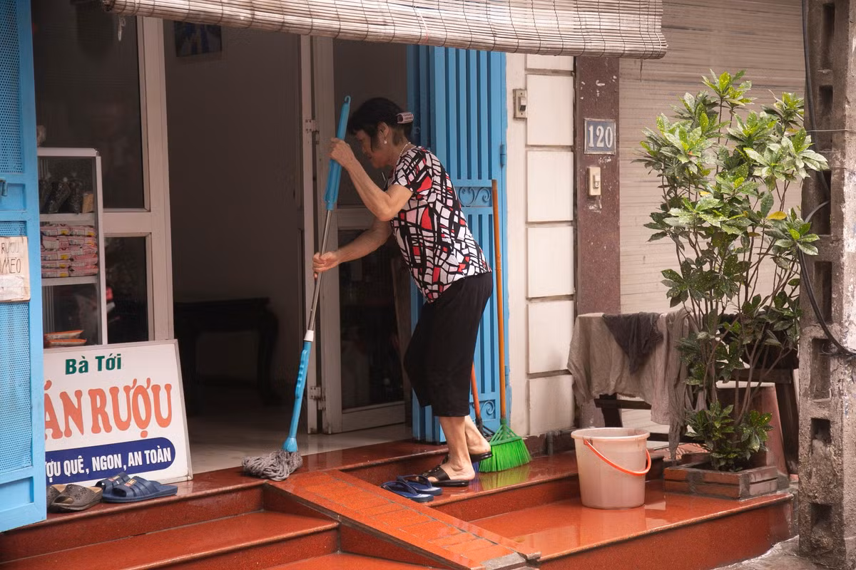 Từng bị ngập nhiều năm qua, gia đình cô Mai đã quen với việc đồ điện tử, gia dụng trong nhà như tivi, máy giặt, tủ lạnh… luôn được kê lên chỗ cao. Nhưng trận mưa lớn ập đến bất ngờ chiều qua nhiều 1 số đồ đạc khác vẫn cứ trôi lềnh bềnh trong nhà.