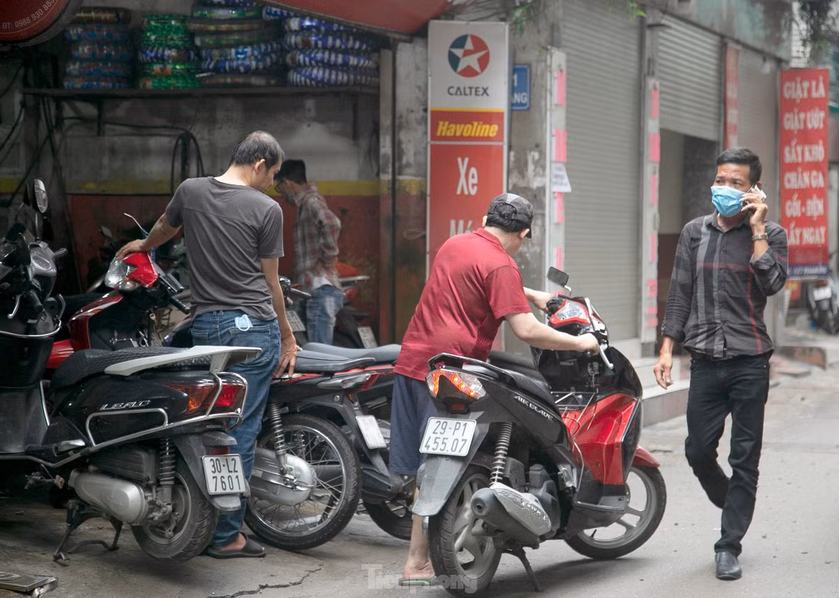 Nhiều xe máy phải đi thay dầu, bảo dưỡng sửa chữa sau khi ngâm nước.
