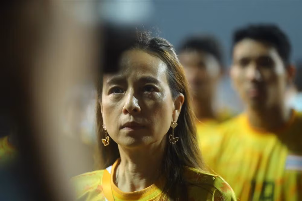 Chỉ giây lát sau, Madame Pang lập tức ổn định lại tinh thần, tiếp tục tiến đến trò chuyện cùng các cầu thủ. Hình ảnh khi xuất hiện đã nhận về sự quan tâm lớn. 