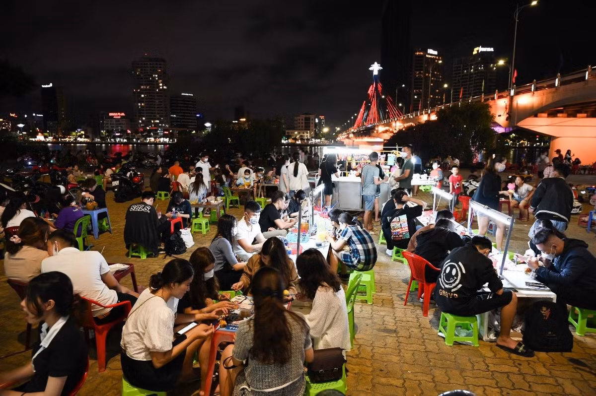 Địa điểm tô tượng dưới chân cầu quay sông Hàn đang là nơi hẹn hò lý tưởng của các bạn trẻ ­ - Ảnh Huỳnh Như