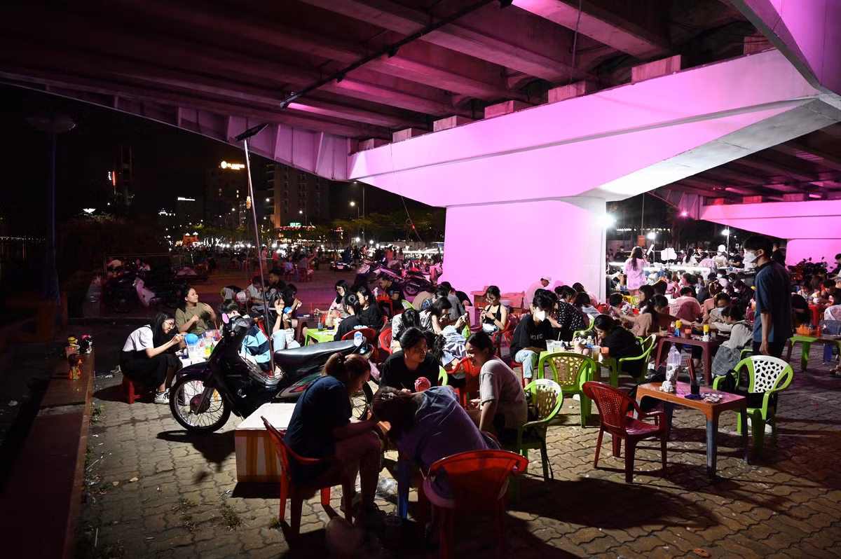 Với địa điểm độc đáo bên cầu và dưới gầm cầu quay Sông Hàn - Ảnh Huỳnh Như