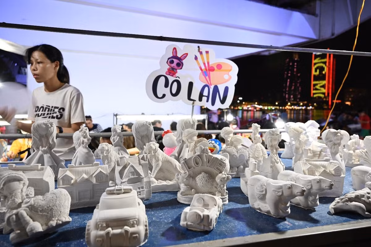 Chị Huỳnh Thị Lan, chủ kinh doanh trò chơi này cho biết: “Gia đình kinh doanh ở đây 20 năm rồi, khách lúc trước chủ yếu là các bạn thiếu nhi thôi nhưng dạo gần đây có rất nhiều bạn trẻ đến đây để tô tượng” - Ảnh: Huỳnh Như