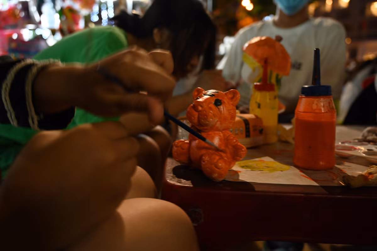 Mặc áo mới cho món đồ chơi dễ thương