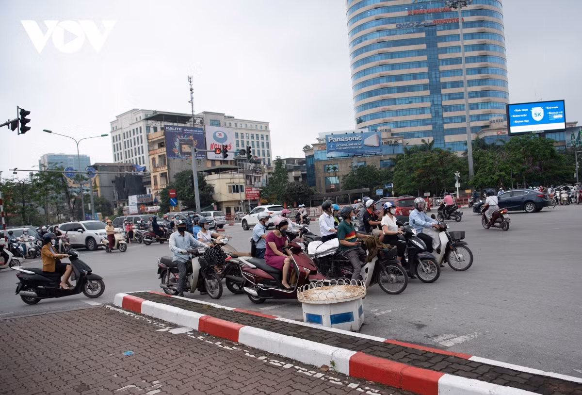 Tại nút giao Giải Phóng - mặt hầm Kim Liên, do áp lực giao thông quá lớn, người dân chọn cách vượt đèn đỏ...