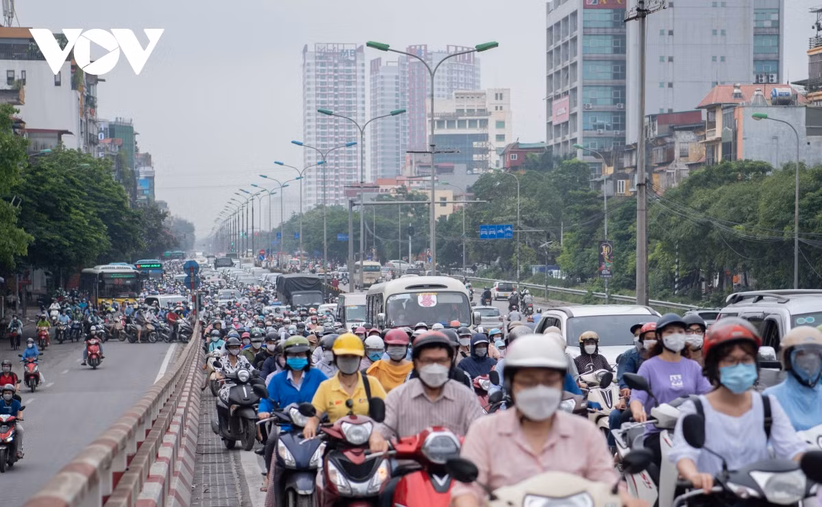 Sáng 30/5 là ngày đầu tuần, tại hàng loạt trục đường, tuyến phố dẫn vào trung tâm Hà Nội xảy ra tình trạng tắc nghẽn khiến cho người tham giao thông di chuyển rất khó khăn.