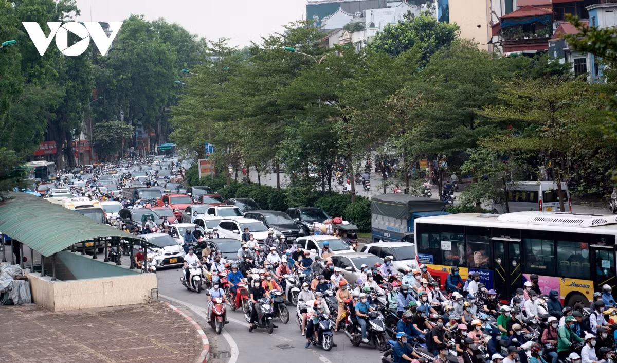 Đến 9h, tình trạng ách tắc tại khu vực này vẫn kéo dài và chưa được cải thiện nhiều.