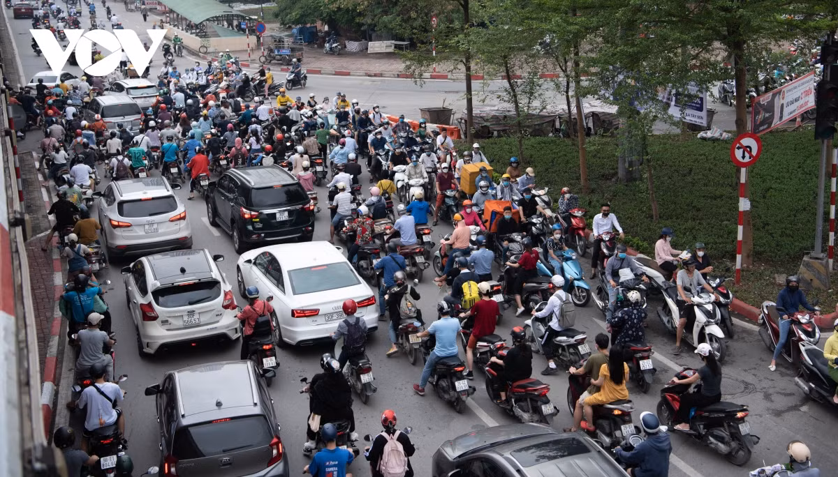 ...tạo thành "biển người" đi ngược chiều, lộn xộn tại khu vực Ngã Tư Sở.