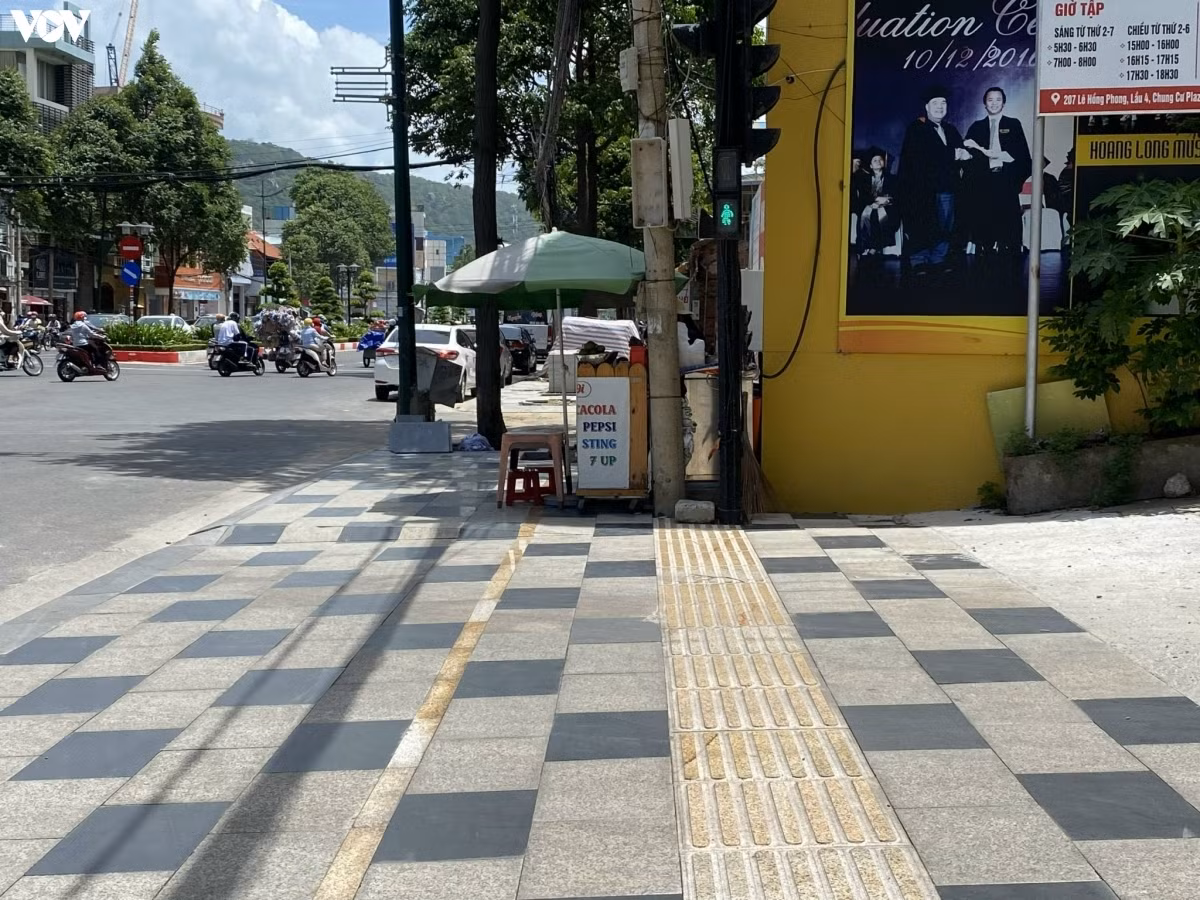 ...và đèn tín hiệu giao thông