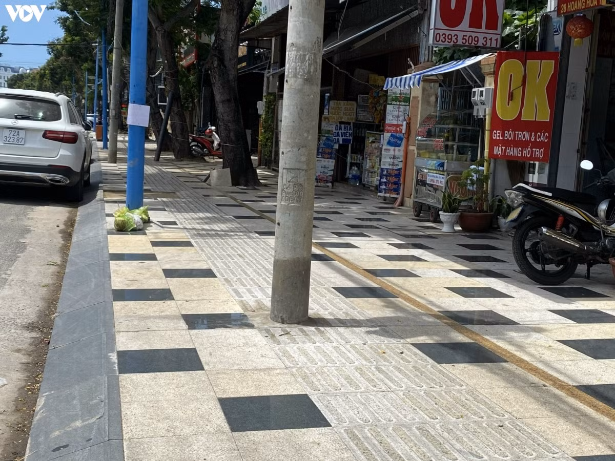 Ông Trần Văn Năm, nhà ở đường Hoàng Hoa Thám, phường 2, thành phố Vũng Tàu biết, những đơn vị thi công vỉa hè trên tuyến đường này làm không đồng bộ, không khảo sát trước khi thi công nên cứ ít hôm lại đào lên rồi lấp lại. 6 tháng qua cứ tái đi tái lại tình trạng này, người dân ở đây rất bức xúc.