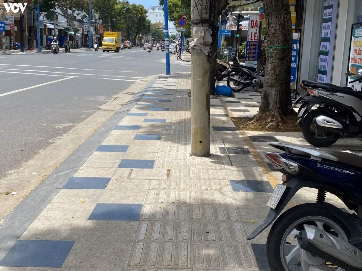 Bà Rịa - Vũng Tàu: Đẩy lối đi cho người tàn tật vào cột điện, hố ga - Hình 2 Ba Ria - Vung Tau: Day loi di cho nguoi tan tat vao cot dien, ho ga-Hinh-2