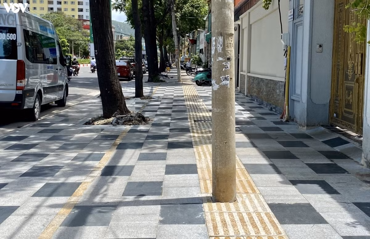 Bà Rịa - Vũng Tàu: Đẩy lối đi cho người tàn tật vào cột điện, hố ga Ba Ria - Vung Tau: Day loi di cho nguoi tan tat vao cot dien, ho ga