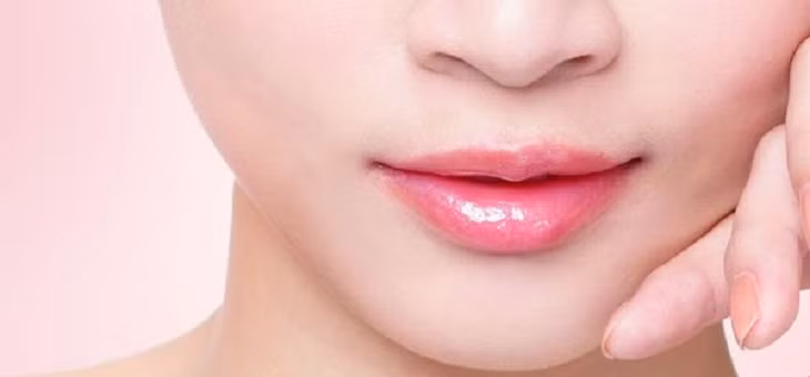 Môi hồng hào, căng mọng. Những người phụ nữ sở hữu đôi môi hồng hào, căng mọng, không bị thâm đen thường là người thật thà, trung hậu và giàu nghị lực, ý chí vươn lên. Họ có vận quý nhân rất vượng, có nhiều cơ hội để phát triển bản thân.