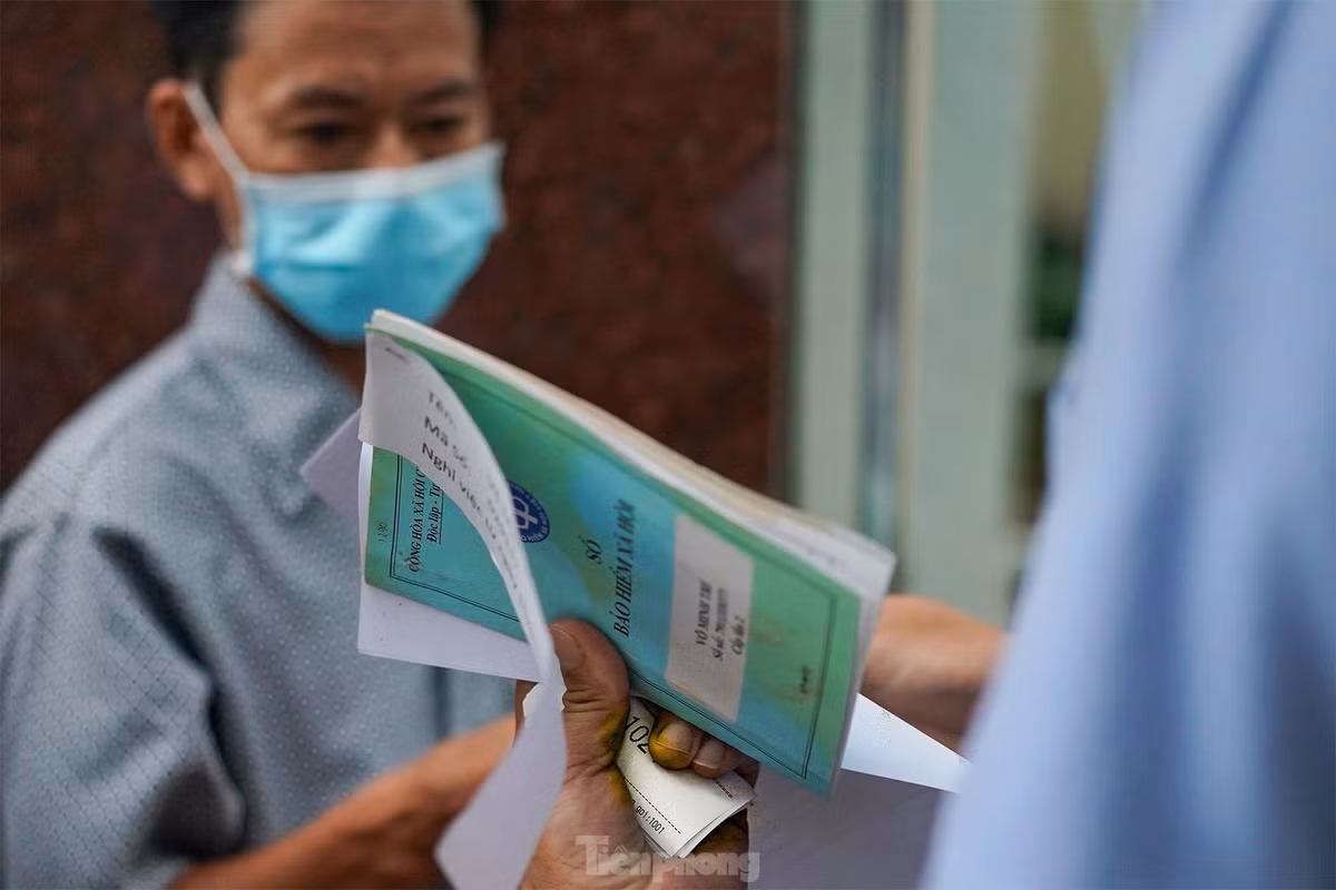 Cán bộ trụ sở BHXH TP Thủ Đức phân loại, rà soát hồ sơ ngay tại cổng vào.