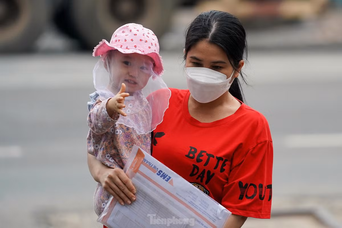 Tỷ lệ hưởng BHXH 1 lần đã rơi vào số NLĐ nữ, do sức ép về nuôi con, chăm lo gia đình, việc làm biến động nhiều hơn nam. Khi đứng trước lựa chọn phải đi vay để lo cuộc sống và nhận BHXH 1 lần, NLĐ thường chọn phương án sau.