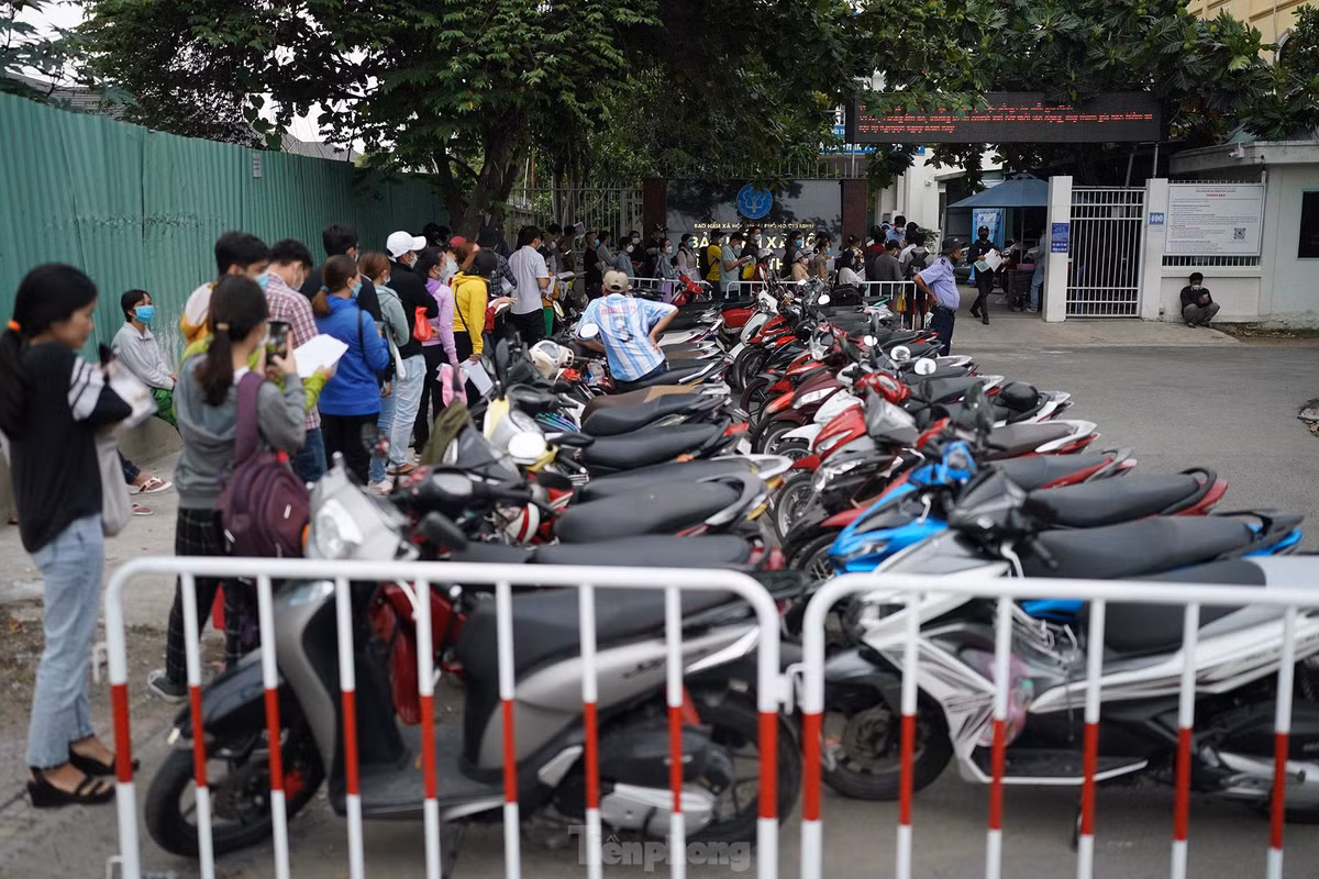 Tầm 7h, hàng dài người dân xếp hàng ra đến gần đường Đồng Văn Cống.