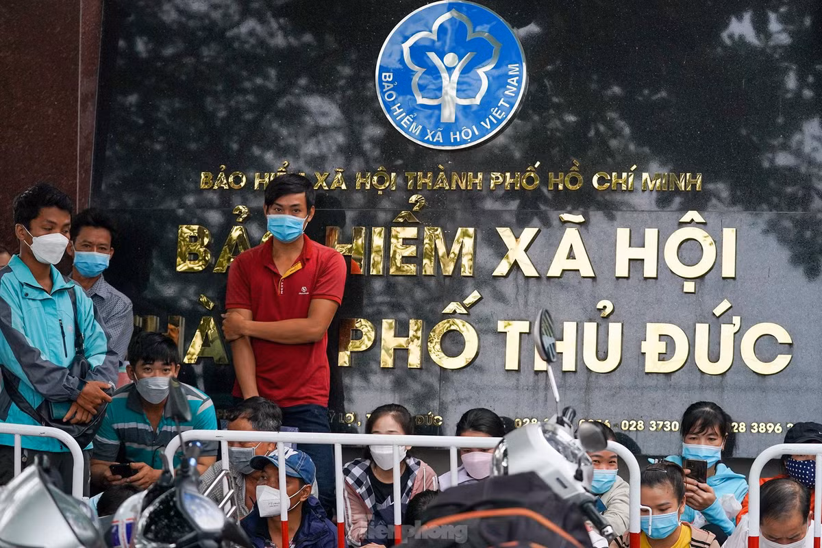 Theo BHXH Việt Nam, trong 3 tháng đầu năm nay, cả nước đã có hơn 208.900 người hưởng BHXH 1 lần (tăng 1% so với cùng kỳ năm trước). Giai đoạn 2016-2021, đã có hơn 4,59 triệu người hưởng BHXH 1 lần, trung bình cứ 2 người tham gia BHXH có 1 người rút một lần và năm sau luôn cao hơn năm trước.