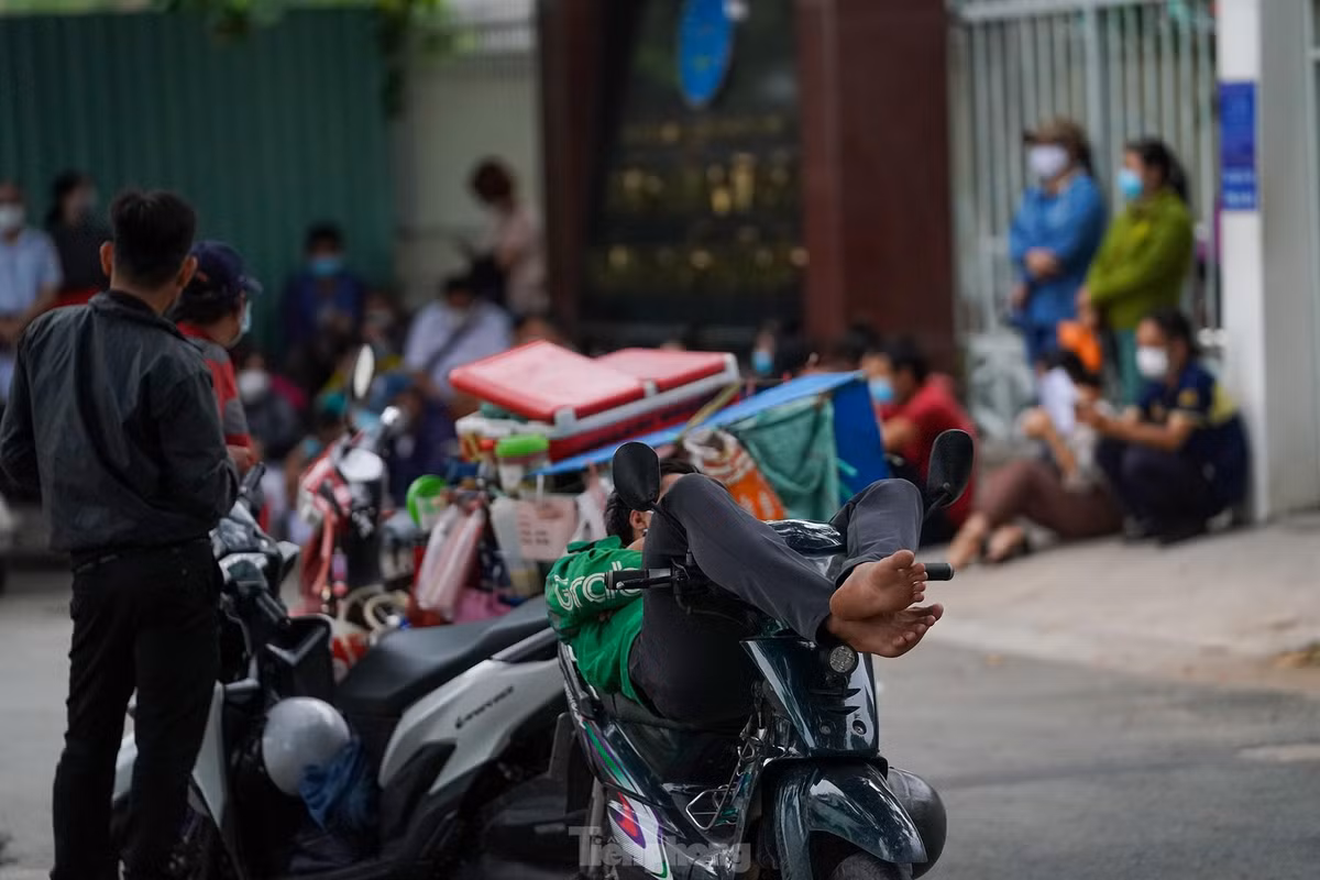 Một bác tài tranh thủ ngả lưng trong khi chờ khách làm thủ tục.