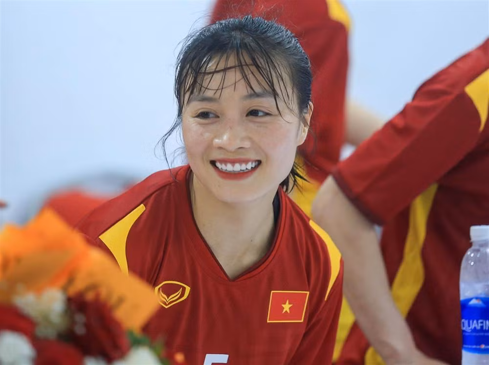 Hoàng Thị Loan nở nụ cười toả nắng như cái kết đẹp khép lại chiến thắng và hướng đến những trận đấu tiếp theo tại SEA Games 31