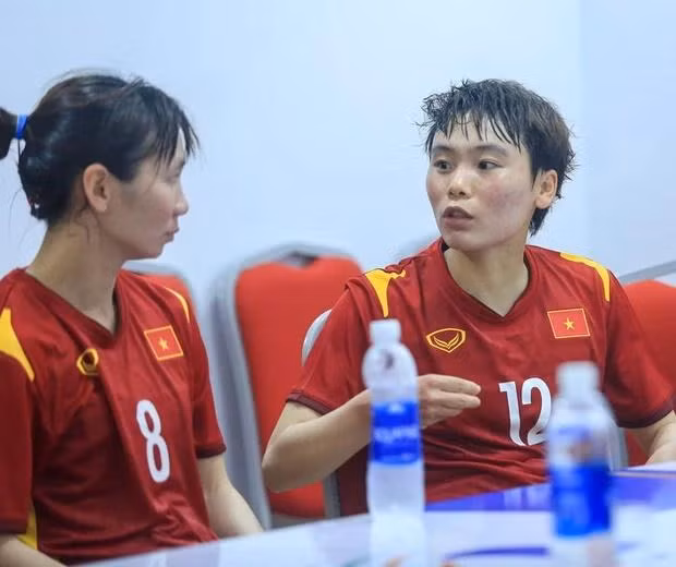 Hải Yến cùng các đồng đội trao đổi lại về hình huống trên sân