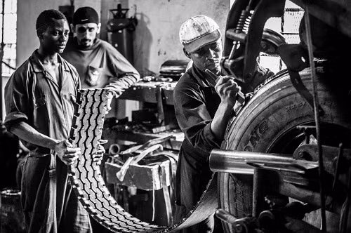 Tại Tanzania, lốp xe nhập từ Trung Quốc giá cao nhưng chất lượng kém, nên nghề bọc cao su cho lốp xe trở nên thịnh hành.