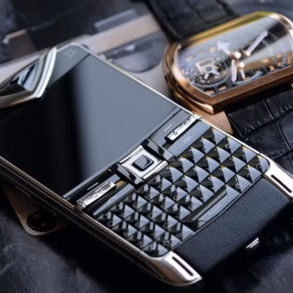 Điện thoại thông minh Vertu Constellation có giá 13.800 USD.