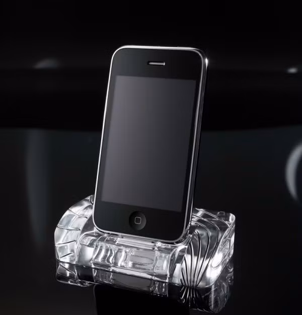 Chiếc giá đỡ iPhone 4 bằng pha lê và sơn bạch kim này có giá 500 USD - tương đương với một chiếc iPhone 4.
