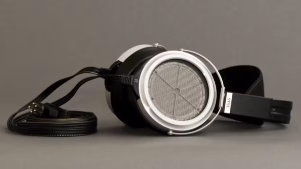 Có khả năng xử lý tần số từ 5.000 đến 42.000 Hz, chiếc tai nghe Stax SR-009 được đầu tư 2.000 USD cho bộ khuếch đại nên giá bán của nó lên tới 5.250 USD.