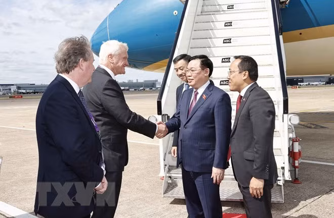 Chủ tịch Quốc hội đến London, bắt đầu thăm chính thức Vương quốc Anh - Hình 4 Chu tich Quoc hoi den London, bat dau tham chinh thuc Vuong quoc Anh-Hinh-4