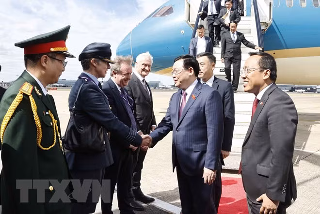 Chủ tịch Quốc hội đến London, bắt đầu thăm chính thức Vương quốc Anh - Hình 5 Chu tich Quoc hoi den London, bat dau tham chinh thuc Vuong quoc Anh-Hinh-5
