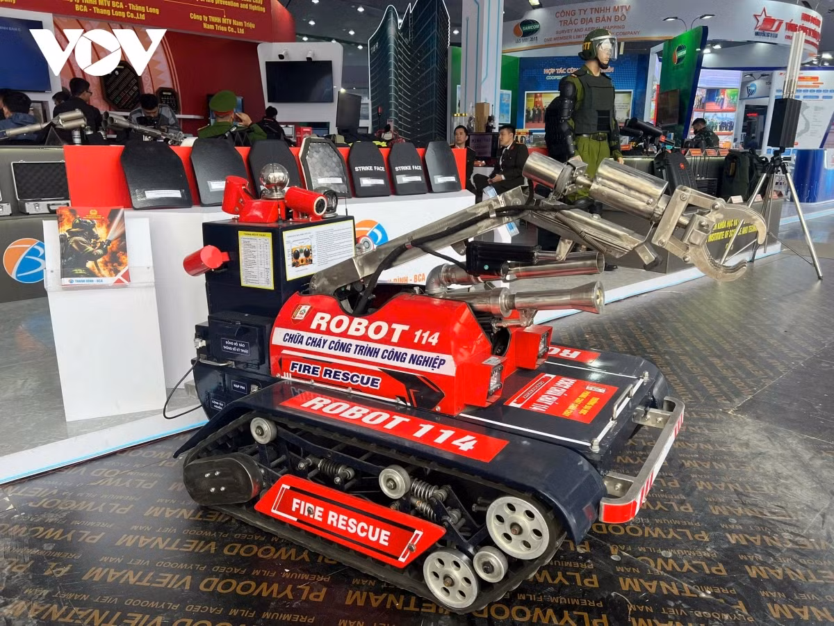 Robot chữa cháy lần đầu được giới thiệu tại Triển lãm Quốc phòng Robot chua chay lan dau duoc gioi thieu tai Trien lam Quoc phong