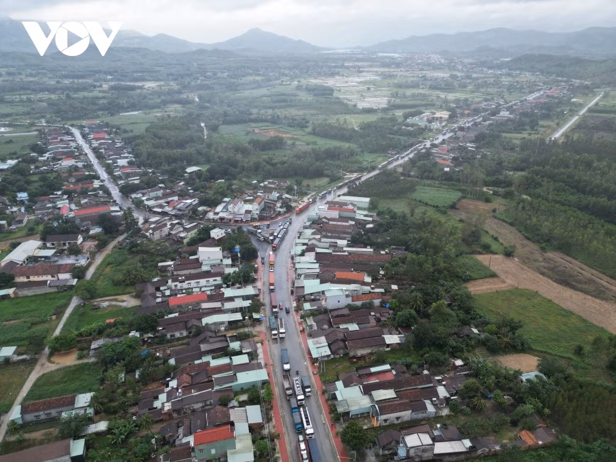Hôm nay, nhiều cán bộ, chiến sĩ thuộc Phòng Cảnh sát Giao thông Công an tỉnh Bình Định đã có mặt tại khu vực đèo An Khê để điều tiết giao thông. Cảnh sát giao thông đội mưa đảm đảm bảo giao thông khu vực đèo An Khê, đoạn huyện Tây Sơn, tỉnh Bình Định. Tại nhiều điểm trên taluy dương đèo An Khê cũng đang xuất hiện sạt lở, nguy cơ ảnh hưởng giao thông.