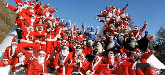 10. Thế vận hội Santa Claus (Thụy Sĩ) – Đến hẹn lại lên, mỗi mùa Noel đến, hàng trăm “ông già tuyết” đầy tinh thần cạnh tranh và tham vọng lại nô nức tham gia Thế vận hội Santa Claus vui nhộn. Những người tham gia thế vận hội tại thị trấn nhỏ Samnaun đến từ nhiều nơi trên thế giới, sẽ đóng giả làm Ông già tuyết và tham gia các môn thi độc đáo như đua xe trượt tuyết, khắc tuyết, leo ống khói, thi hát hoặc nhảy múa…