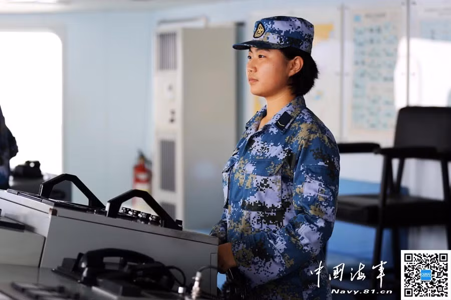 Wu Tong điều khiển con tàu. Năm ngoái, cô trở thành nhà vô địch trong cuộc thi hải quân chuyên nghiệp.