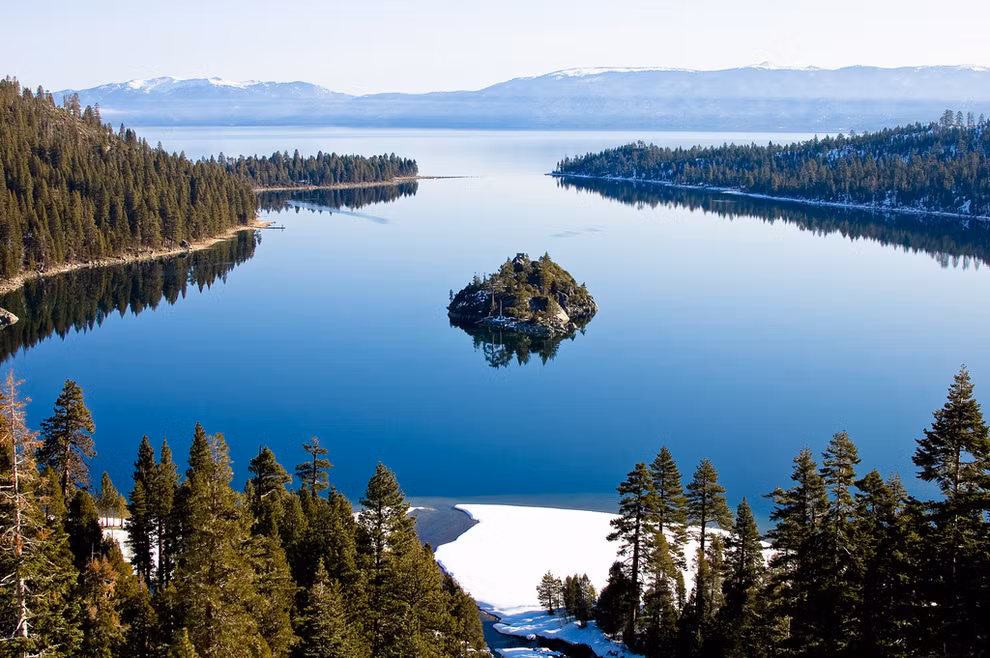 Hồ Tahoe, California phẳng lặng như gương trong một buổi sáng sớm mùa đông.