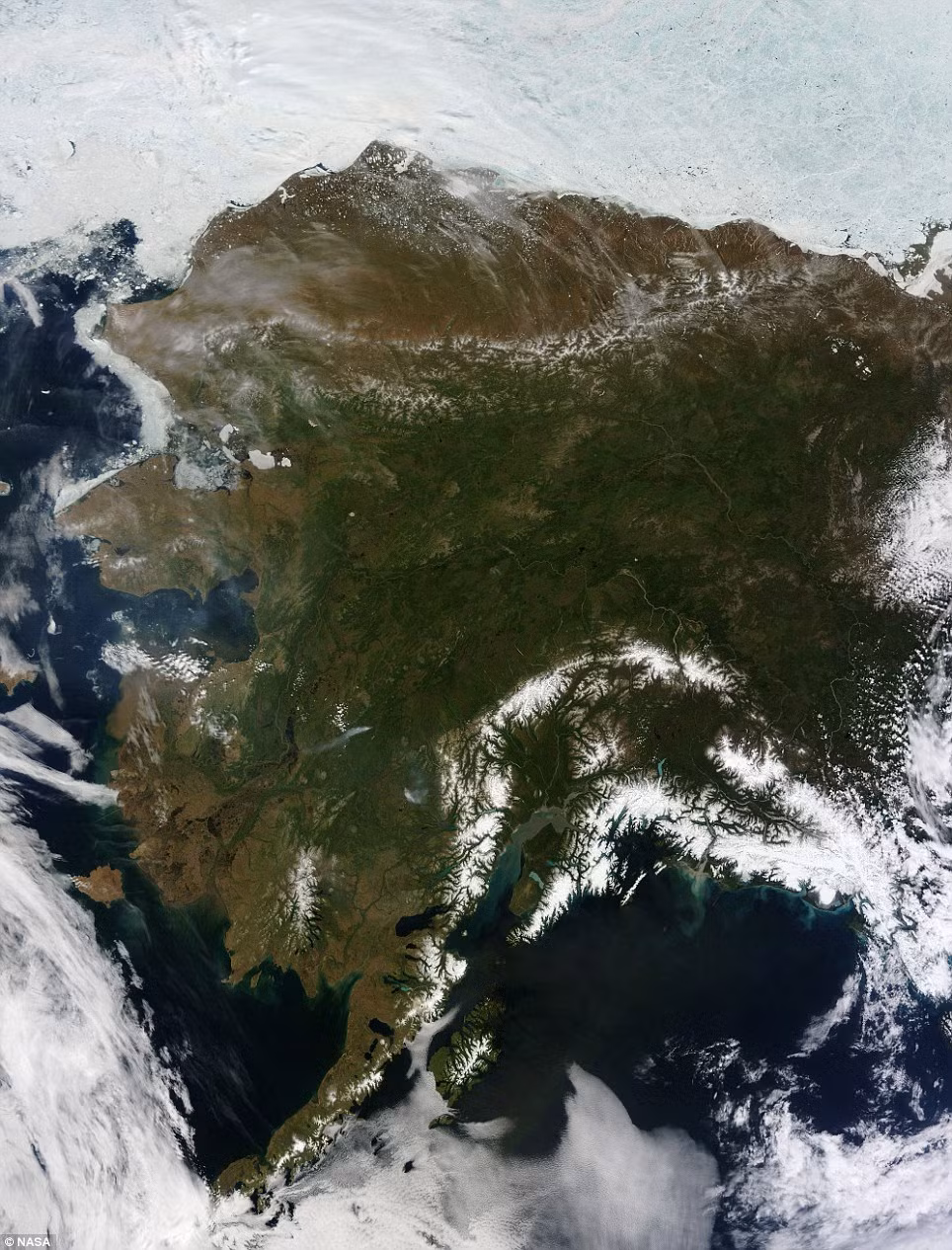 Vệ tinh Terra của NASA ngày 17/6 chộp được khoảnh khắc hiếm khi vùng Alaska "trời quang mây tanh". Thông thường, gần như toàn bộ hoặc một phần Alaska luôn bị che phủ trong biển mây mù.