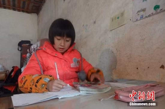 Bé Wang Jinhong luôn cố gắng học hành chăm ngoan để cha vui lòng.