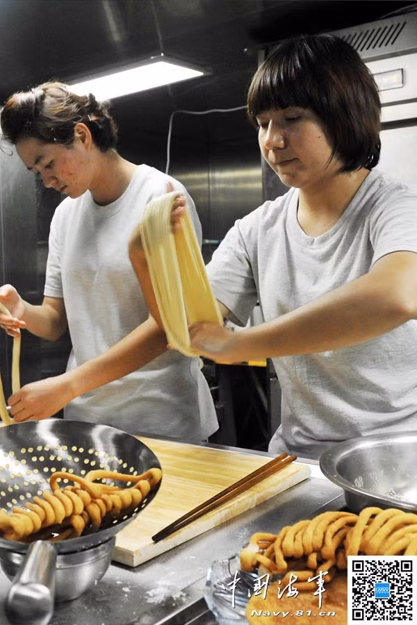 Các nữ thủy quân lục chiến rất khéo bếp núc. Trong ảnh 2 nữ quân nhân đang làm bánh bao trong bếp của tàu vận tải đổ bộ (LPD - 999 ).