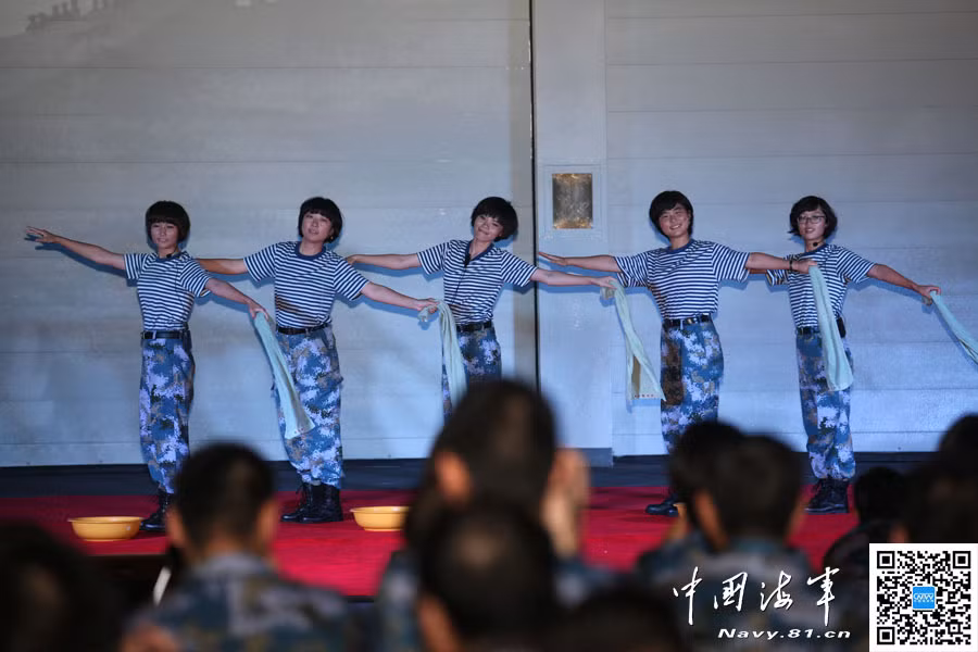 Các nữ Thủy quân lục chiến yêu văn nghệ. Trong ảnh, các nữ quân nhân rạng rỡ và nữ tính biểu diễn một tiết mục trên sân khấu.
