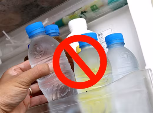 Dung dung chai nhua dung nuoc trong tu lanh vi cuc doc hai