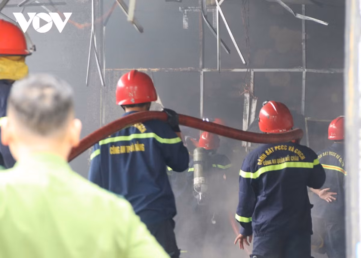 Cảnh sát phòng cháy chữa cháy dập lửa