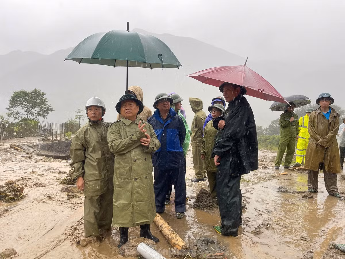 Chiều 8/9, ông Phạm Tiến Dũng – Phó Chủ tịch UBND thị xã Sa Pa, tỉnh Lào Cai cho biết, do lượng mưa lớn, úng nước từ ngày 7/9, đến khoảng 13h ngày 8/9, tại thôn Hòa Sử Pán 1, xã Mường Hoa xảy ra vụ sạt lở lớn từ trên núi cao tràn xuống khu vực dân cư, ruộng và suối Mường Hoa. Tại hiện trường, 4 ngôi nhà của 4 hộ gia đình tại khu vực thôn Hòa Sử Pán 1 đã bị đất đá vùi lấp.