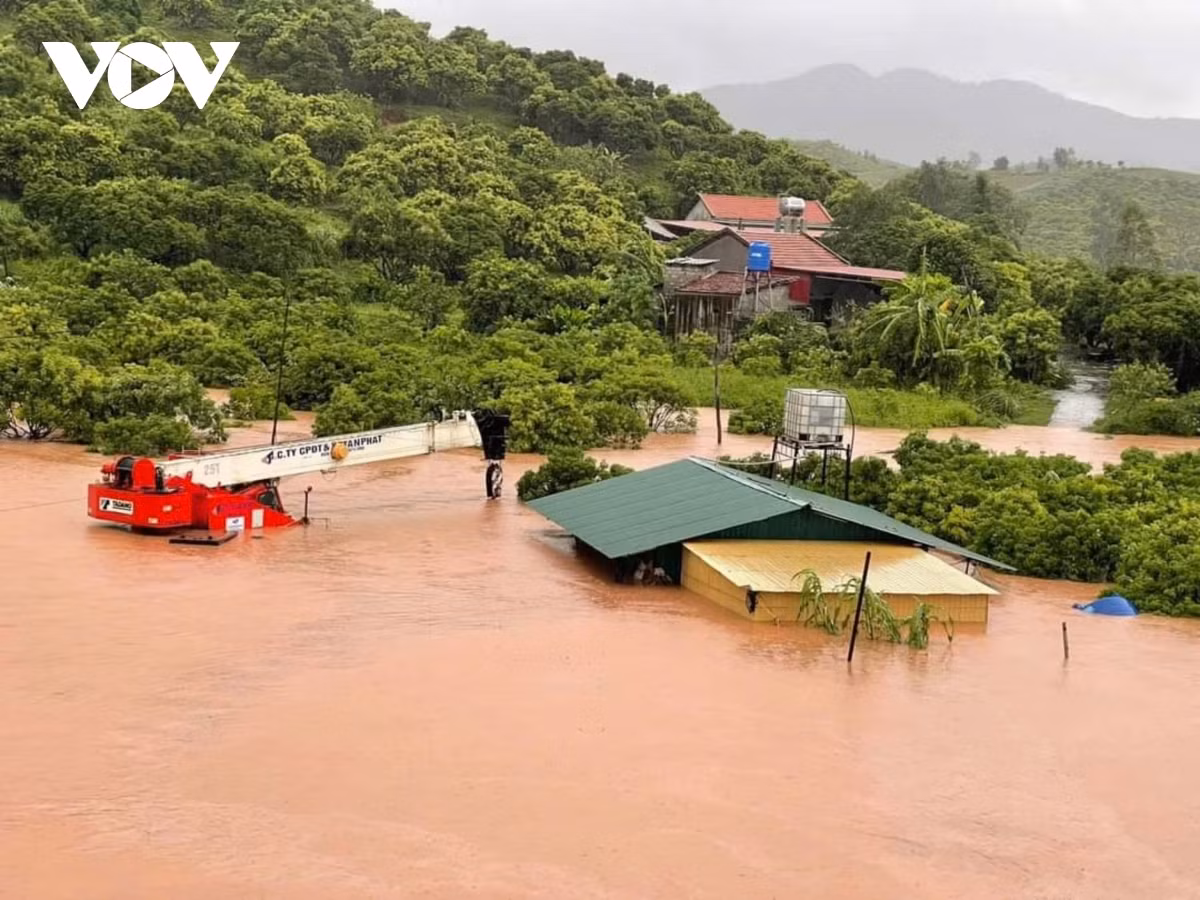 Còn tại huyện Lục Ngạn, theo Ban Chỉ huy Phòng, chống thiên tai và Tìm kiếm cứu nạn (PCTT-TKCN) huyện, từ đêm 8/9, nước sông Lục Nam dâng cao; một số xã như Phong Vân, Tân Hoa, Biển Động… ngập nước, bị cô lập.