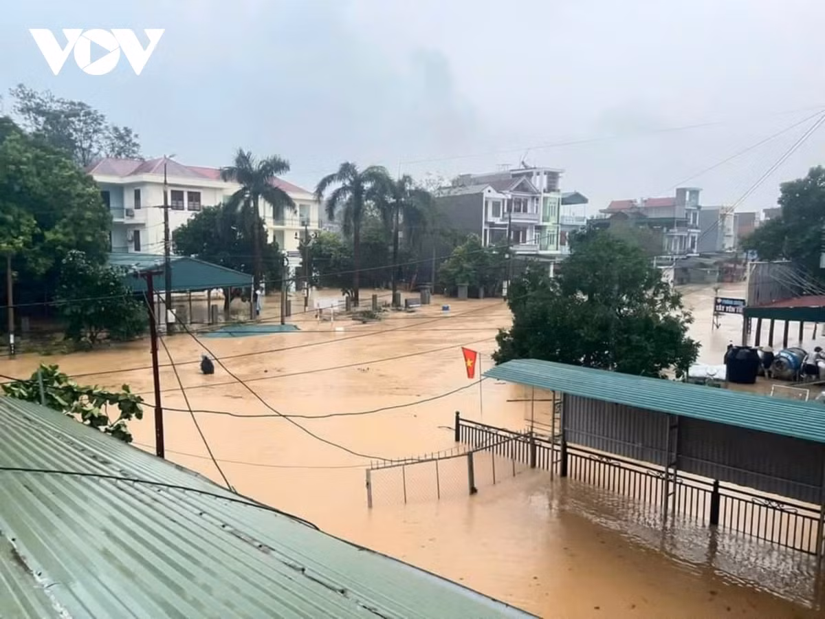 Để kịp thời ứng phó, Ban Chỉ huy PCTT - TKCN tỉnh Bắc Giang đã đưa ra báo động số 1 trên sông Thương (tại Trạm Thủy văn Cầu Sơn) và báo động số 2 trên sông Lục Nam (tại Trạm Thủy văn Chũ). Đồng thời, lực lượng chức năng huyện Lục Ngạn đã khẩn trương di dời 760 hộ dân.