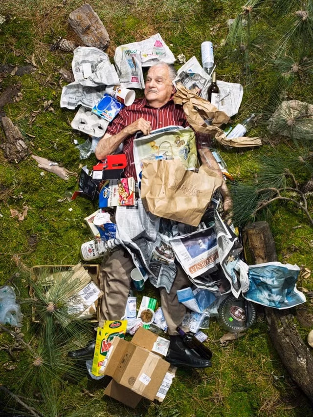 7 Days of Garbage (tạm dịch: 7 ngày rác thải) nhìn vào rác theo cách khiến cho vấn nạn tiêu thụ, sự dư thừa và lãng phí trở nên không thể bỏ qua. Nhiếp ảnh gia đã yêu cầu bạn bè, gia đình, hàng xóm và những người quen khác cất rác của họ trong một tuần, sau đó nằm xuống và chụp ảnh trong đó.