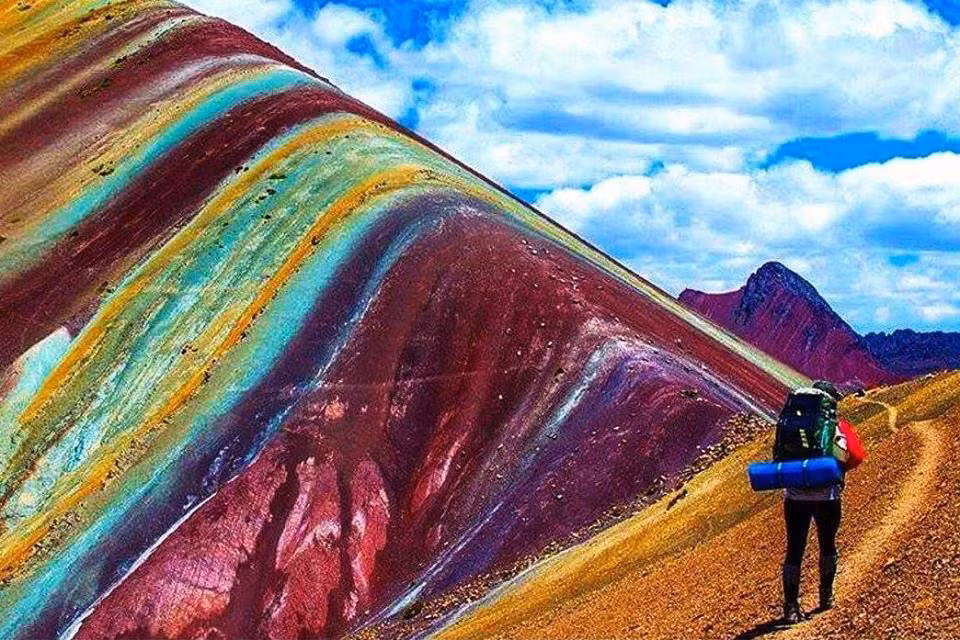 Núi cầu vồng Vinicunca lạ mắt ở Peru.