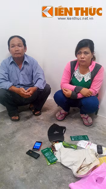 Võ Văn Ân và Trần Thị Lê Oanh giở thói trộm cắp trong trung tâm mua sắm bị các "hiệp sĩ" bắt quả tang.