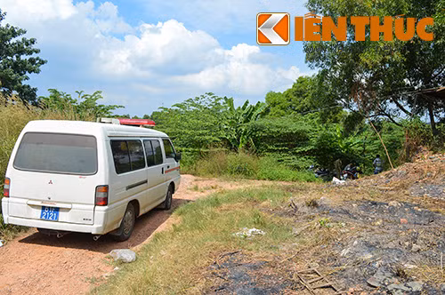 Đến khoảng 12h trưa, sau khi hoàn tất công tác khám nghiệm tử thi tại hiện trường, thi thể nạn nhân được đưa về nhà xác.