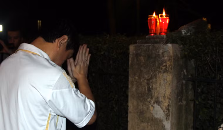 ... thành kính vái vọng Người.