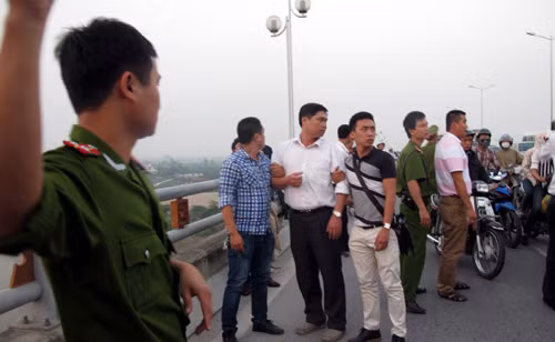 BS Tường bị cơ quan CSĐT Công an TP. Hà Nội dẫn giải ra hiện trường ném xác phi tang BS Tường bị cơ quan CSĐT Công an TP. Hà Nội dẫn giải ra hiện trường ném xác phi tang